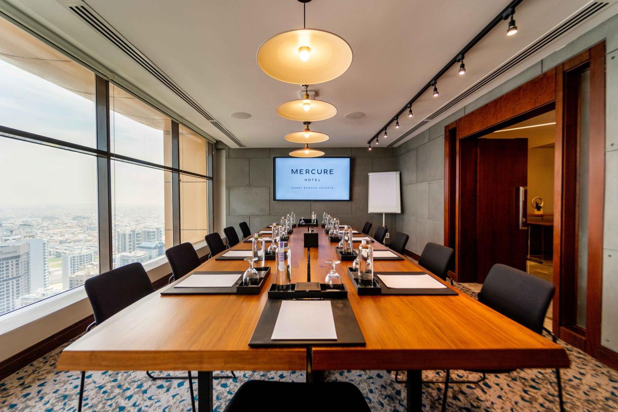 Готель Mercure Barsha Heights And 4*