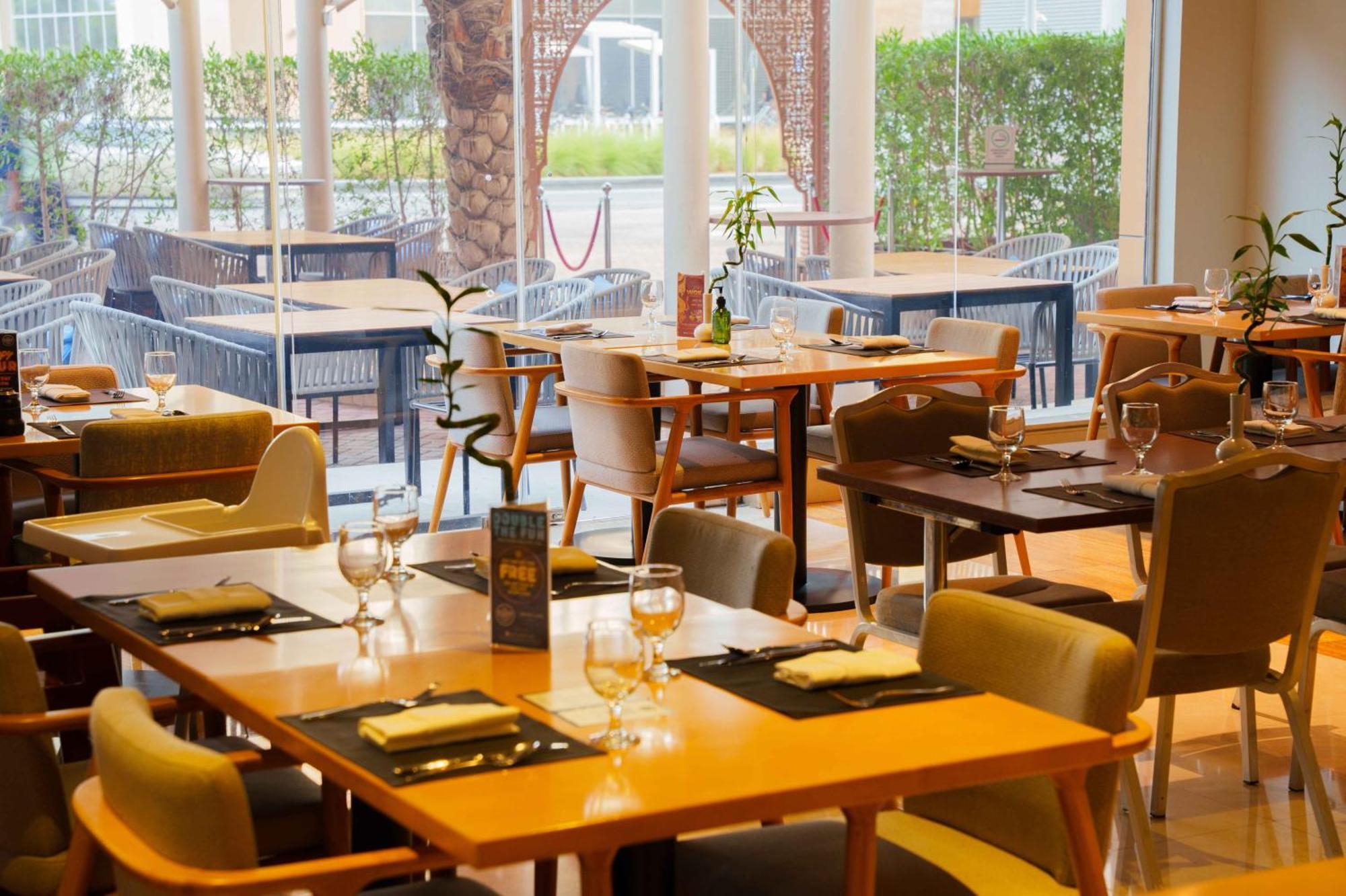 Готель Mercure Barsha Heights And 4*