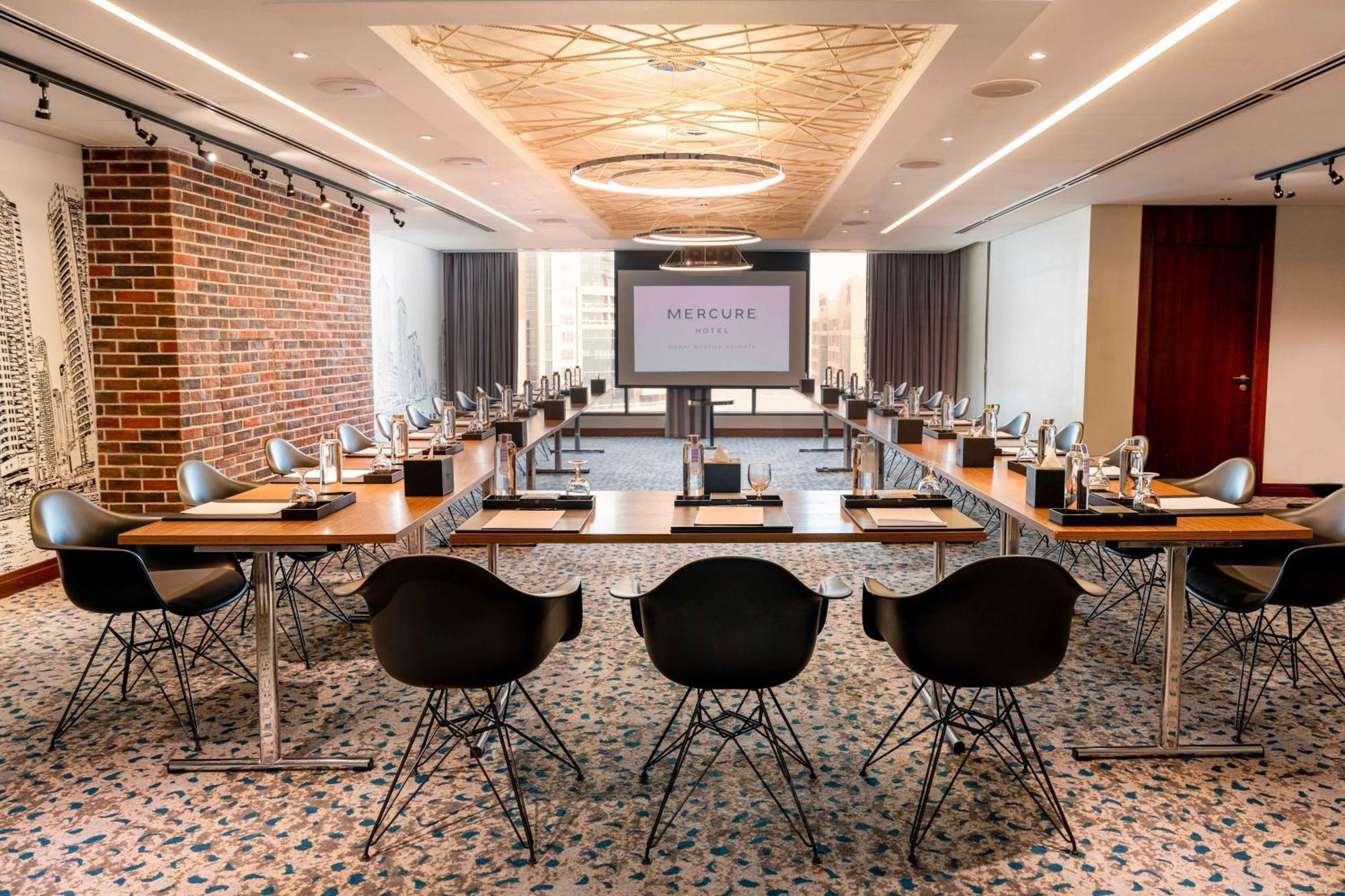 Отель Mercure Barsha Heights And 4*